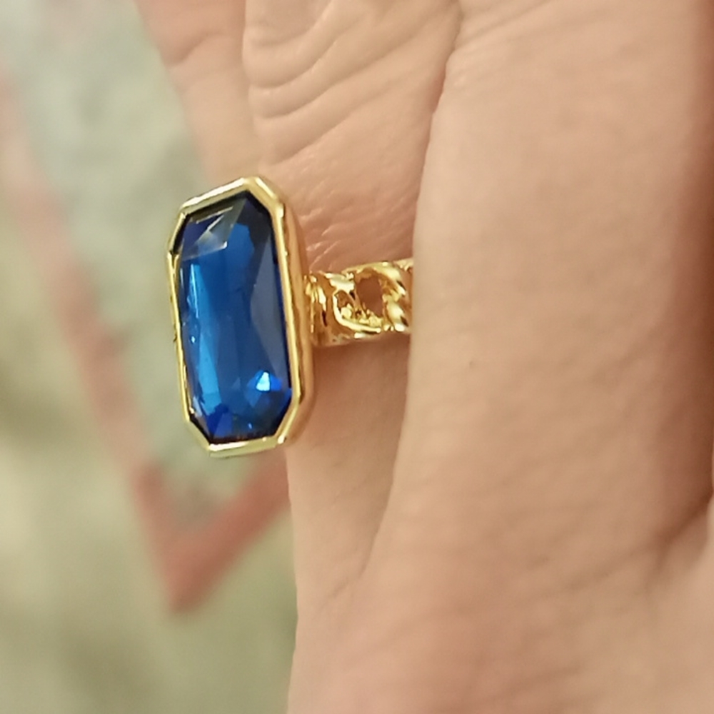 Gorgeous royal blue stone ring